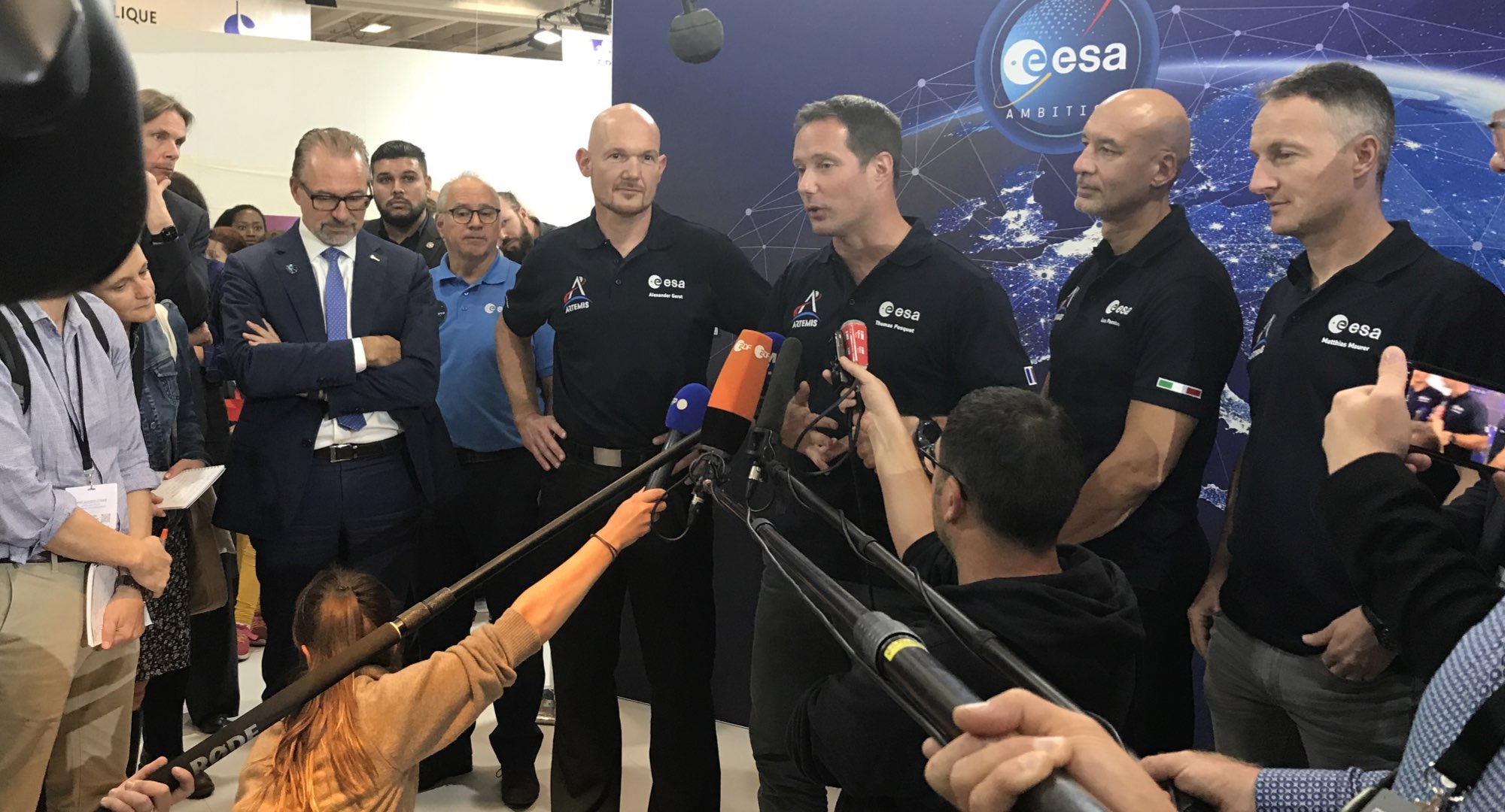 De gauche à droite : le directeur général de l’ESA Josef Aschbacher et les astronautes Alexander Gerst, Thomas Pesquet, Luca Parmitano et Matthias Maurer. Notez le logo du programme Artemis sur le polo de ces derniers en plus de celui de l’ESA. Crédit : Cité de l’espace/Olivier Sanguy