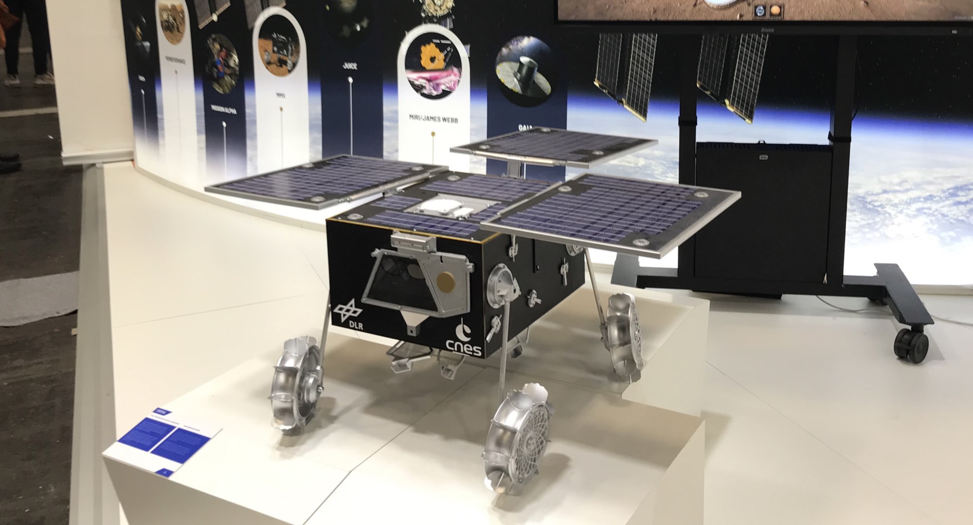 Sur le stand du CNES, la maquette du rover franco-allemand qui arpentera la surface de Phobos, lune de Mars. Crédit : Cité de l’espace/Olivier Sanguy