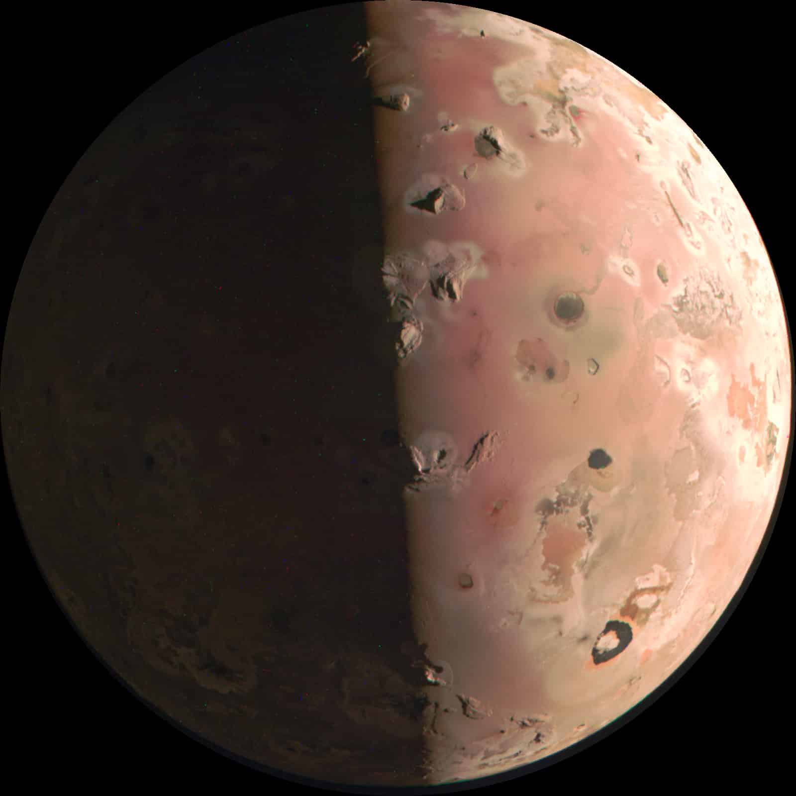 Une vue de la lune de Jupiter Io prise le 30 décembre 2023 par la sonde Juno. La surface soufrée donne cette couleur jaune-orangée. @NASA JPL traitement CDE