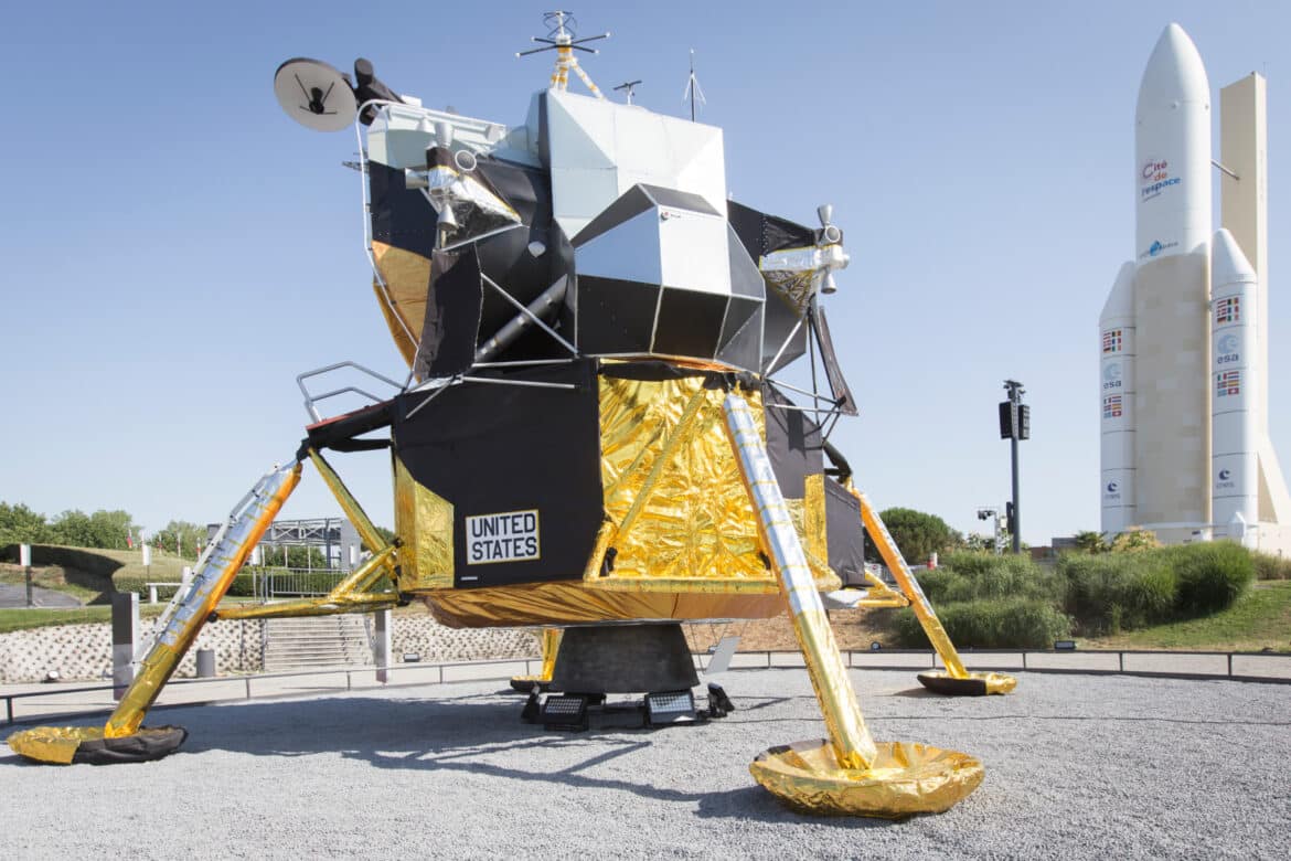 Réplique taille réelle d'un LEM dans les jardins de la Cité de l'espace avce la fusée Ariane 5 en fond