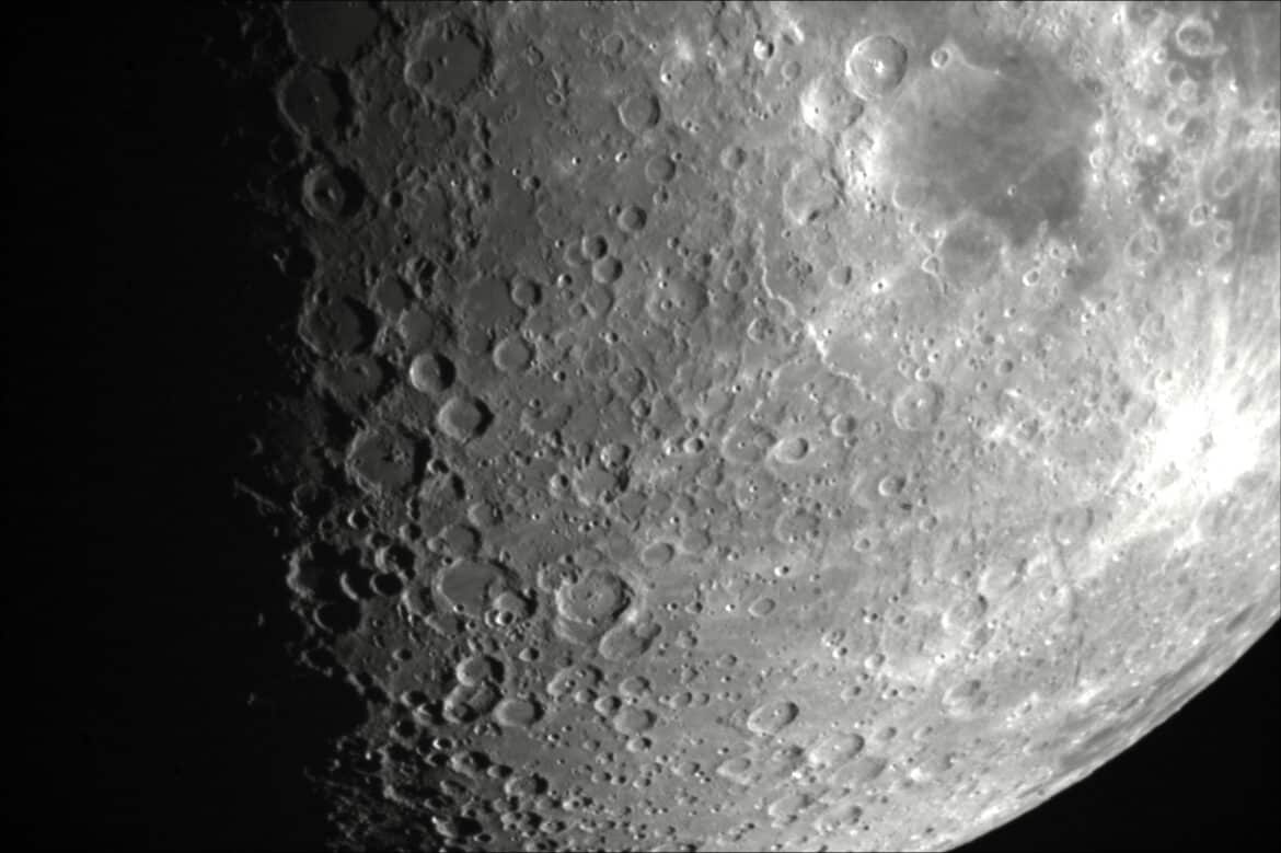 La Lune telle que le public peut l'observer avec le télescope de la Coupole de l'Astronome de la Cité de l'espace à Toulouse.