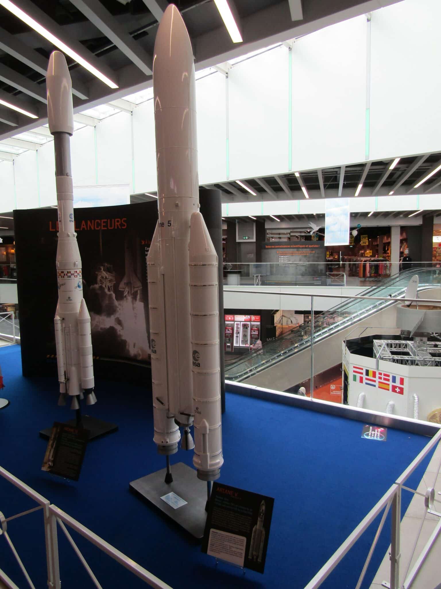 Maquette du lanceur Ariane 5, 1/20° en premier plan