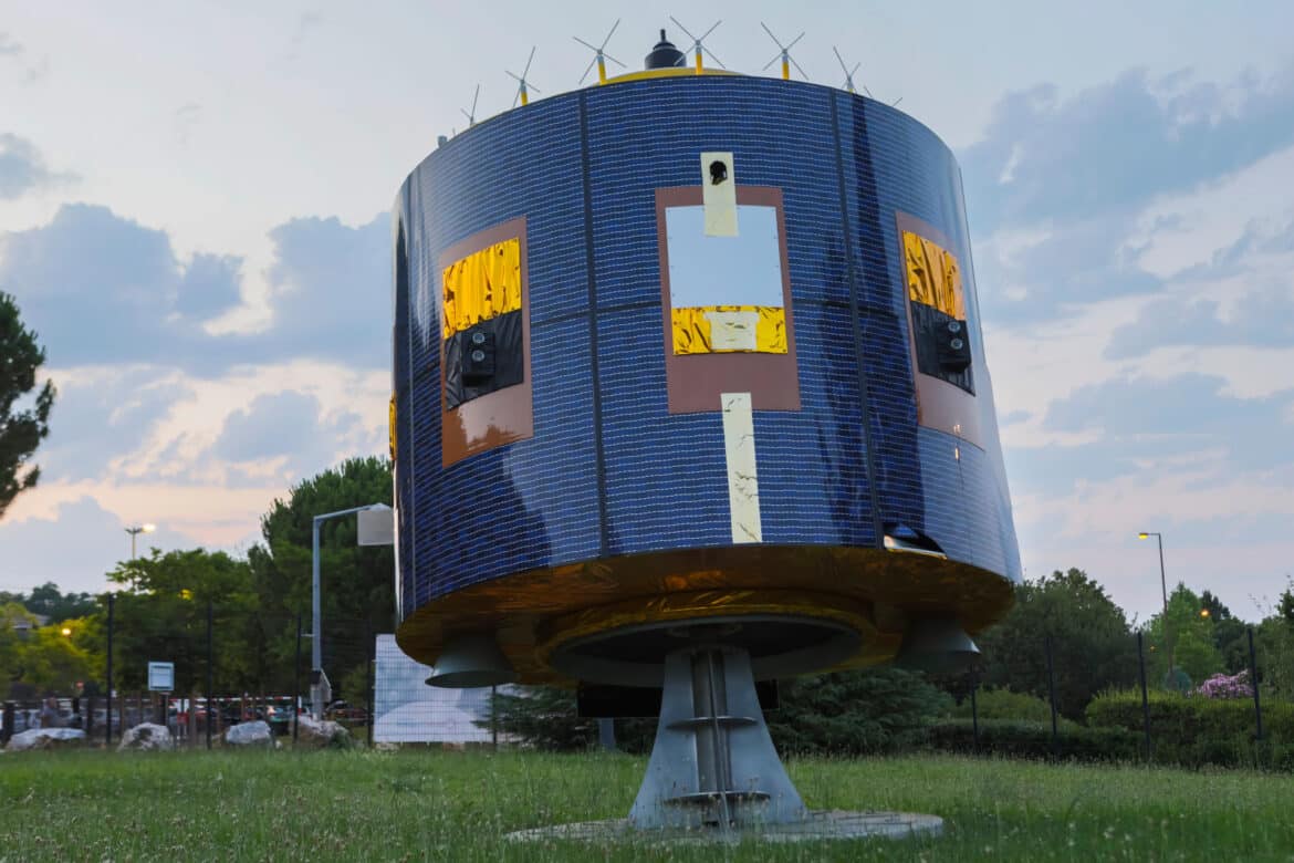 Maquette d'un des 4 satellites météo MSG (Meteosat de Seconde Génération) dans les Jardins de la Cité de l’espace