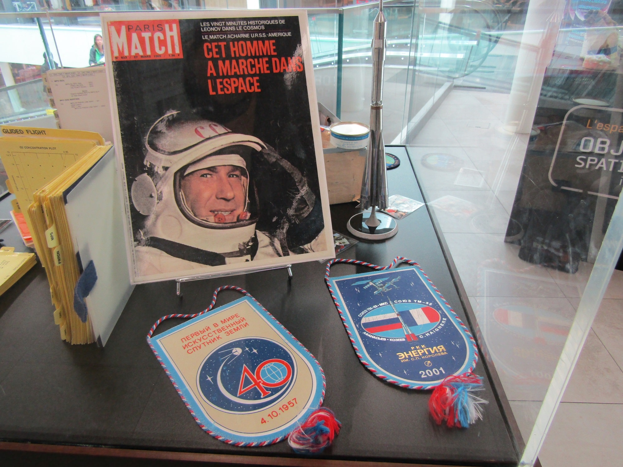 Vitrine d’objets spatiaux originaux, insolites et réels