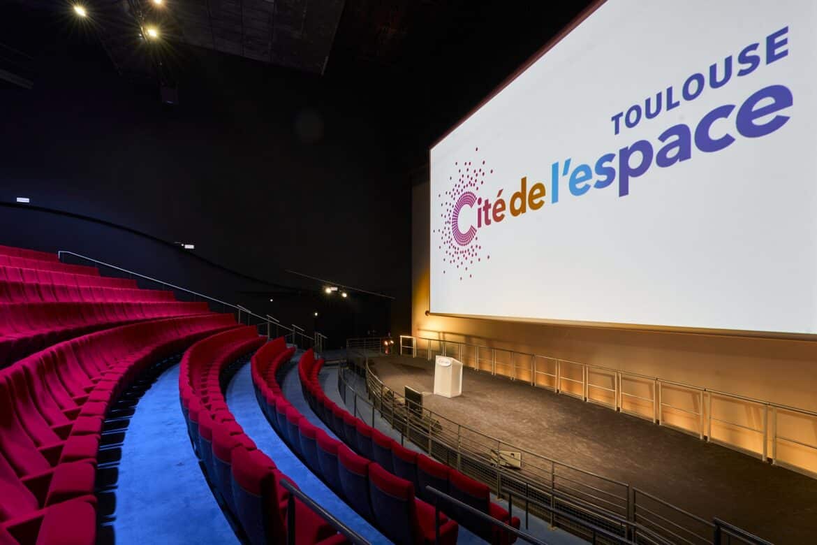 Salle IMAX avec siège et écrans et estrades