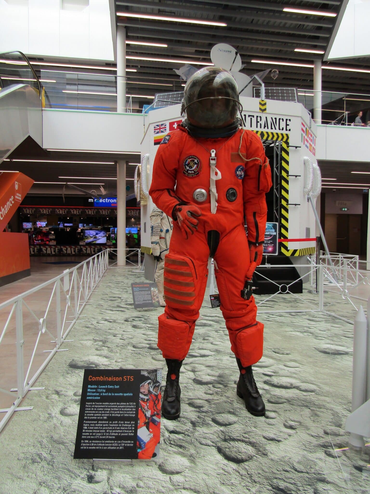 Scaphandre américain intra-véhiculaire « L.E.S » dans l'expo itinérante De la Terre aux étoiles