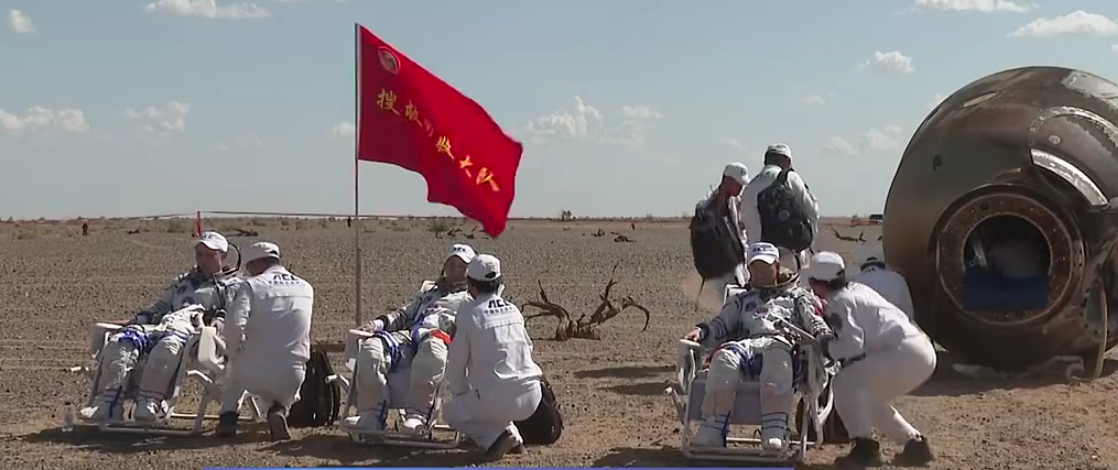 Les 3 astronautes de Shenzhou-12 pris en charge par les équipes de récupération après leur arrivée dans le désert de Gobi. Crédit : CMSA