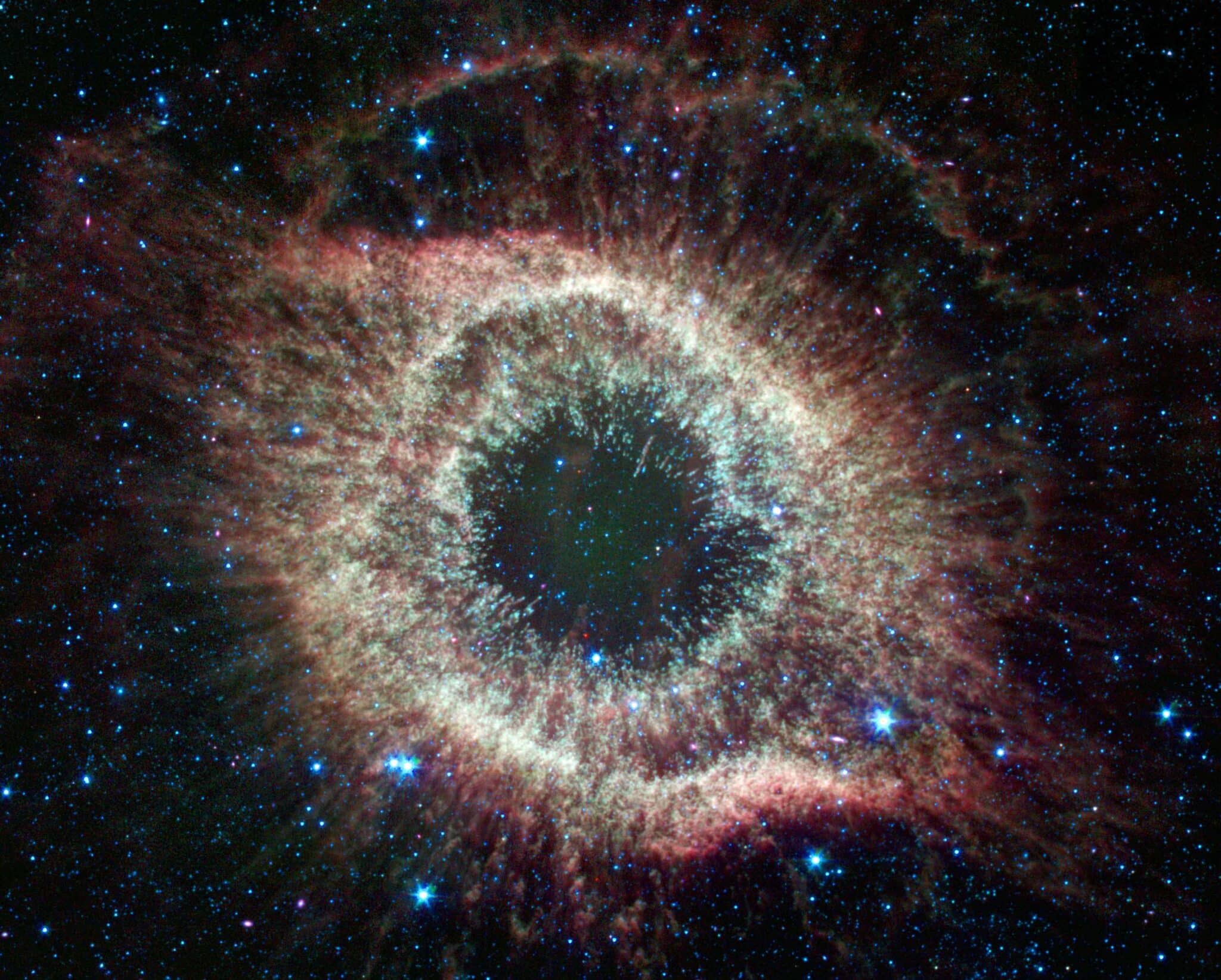 La nébuleuse Helix qui résulte de l’explosion d’une étoile en fin de vie. Crédit : NASA/JPL-Caltech/ J. Hora (Harvard-Smithsonian CfA)