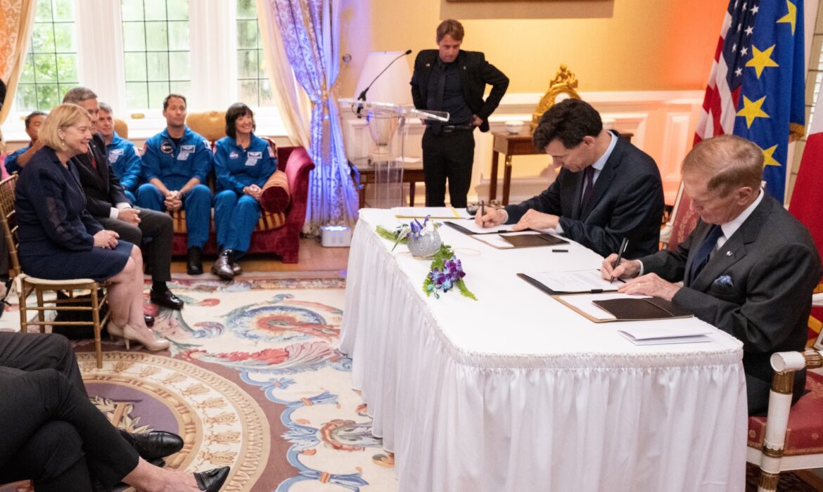 La France signe les Accords Artemis