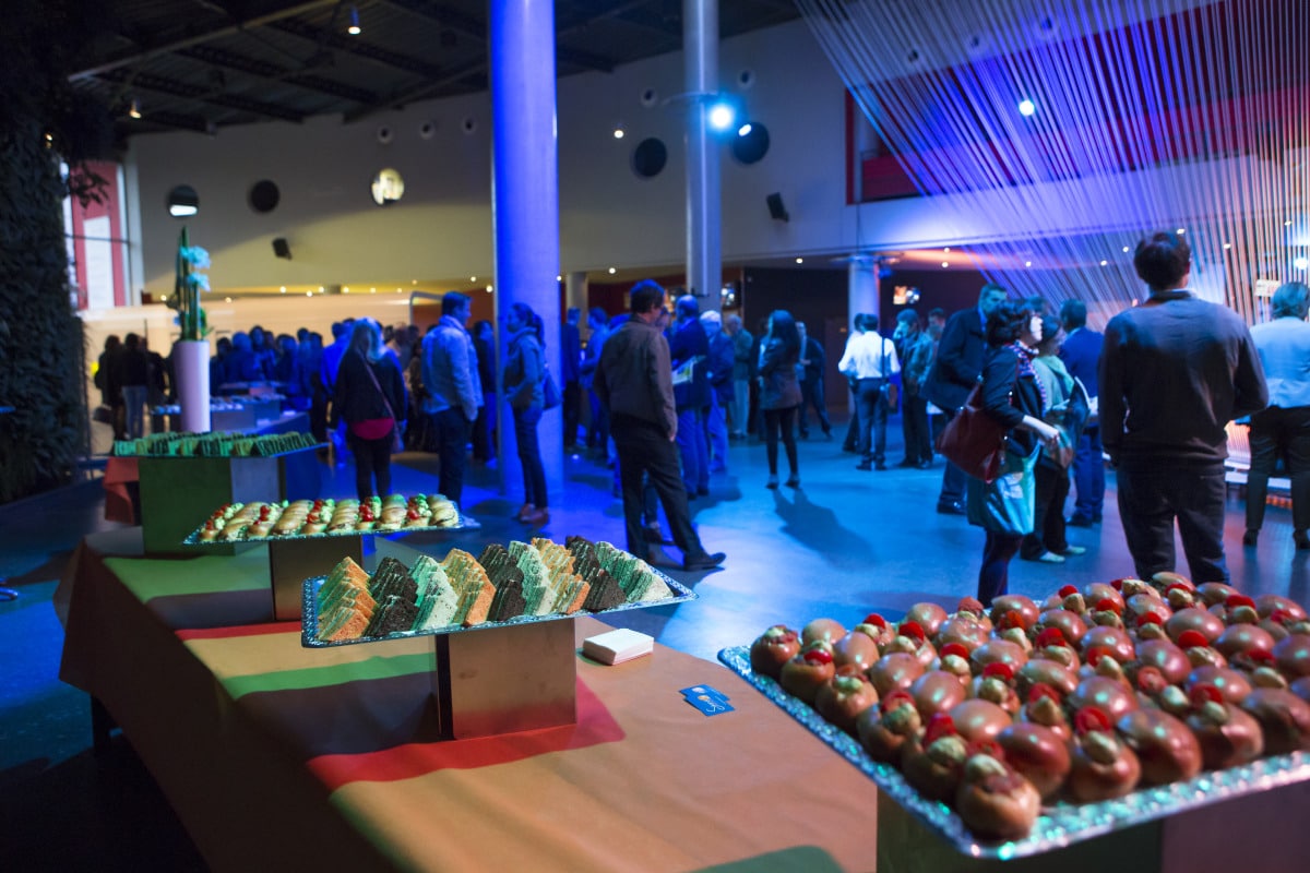 Buffet et soirée dans le pavillon des expositions
