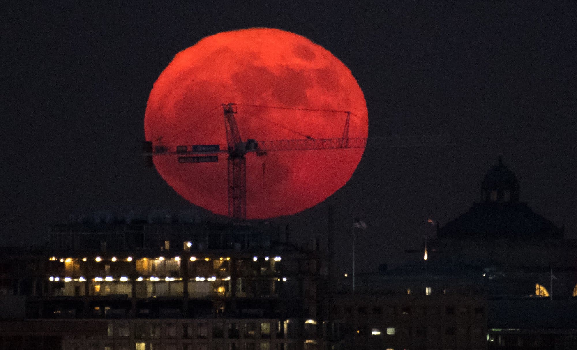 La super Lune du 3 décembre 2017 par le photographe de la NASA Bill Ingalls. Avec un téléobjectif, il saisit notre satellite naturel près de l’horizon avec un bâtiment et une grue, ce qui procure un effet de perspective qui amplifie l’impression d’une Lune plus grande. Crédit : NASA/Bill Ingalls