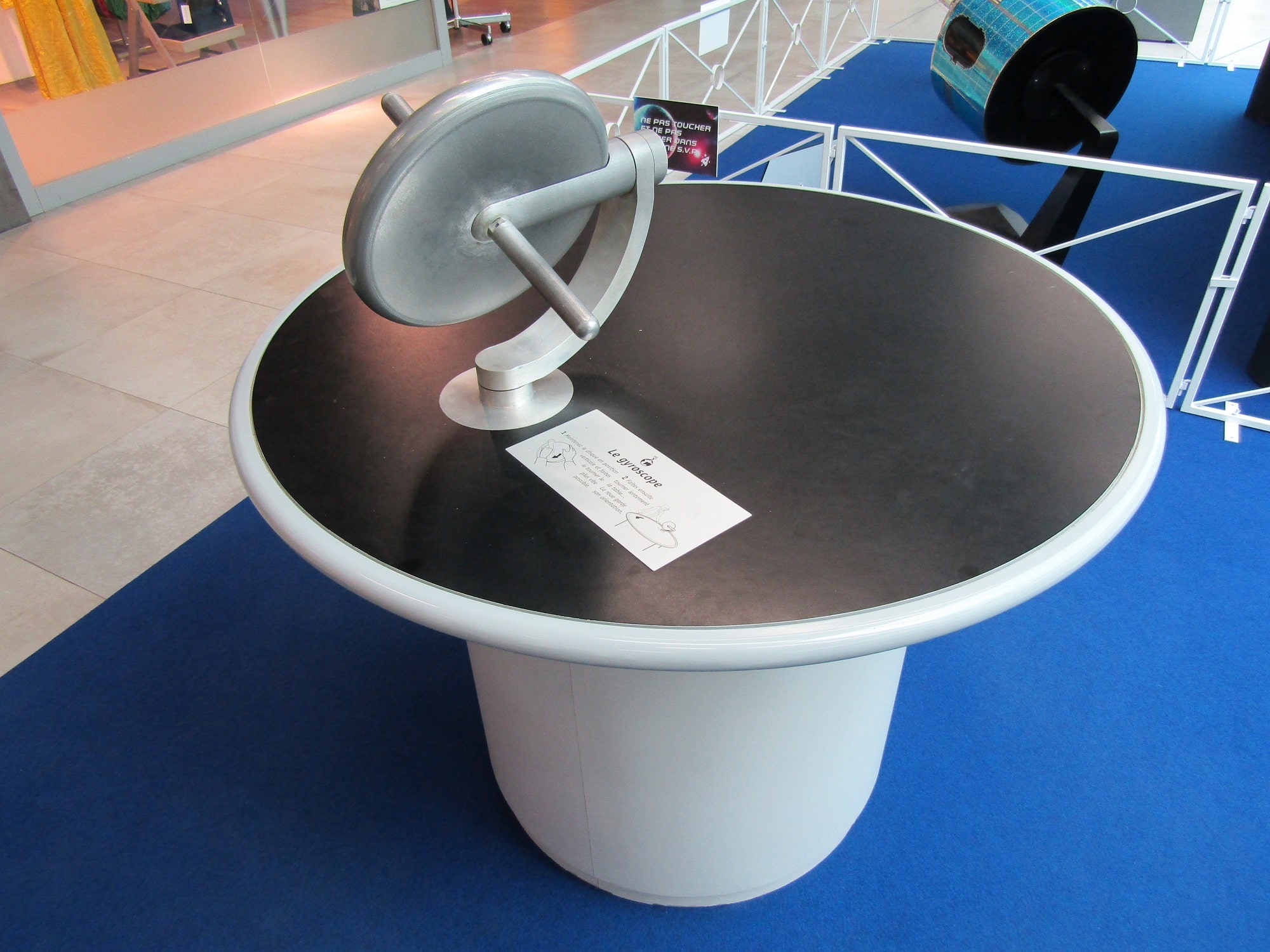 Table à gyroscope dans l'exposition De la Terre aux Étoiles