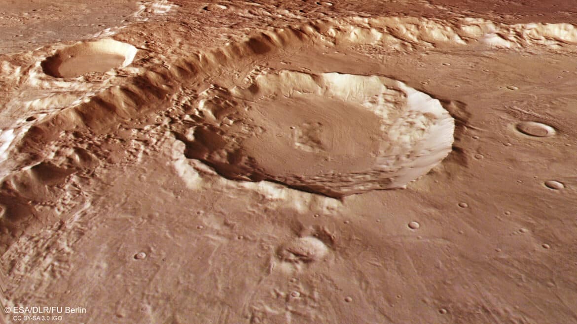 Vue à l'intérieur du grand cratère de Terra Sirenum sur Mars