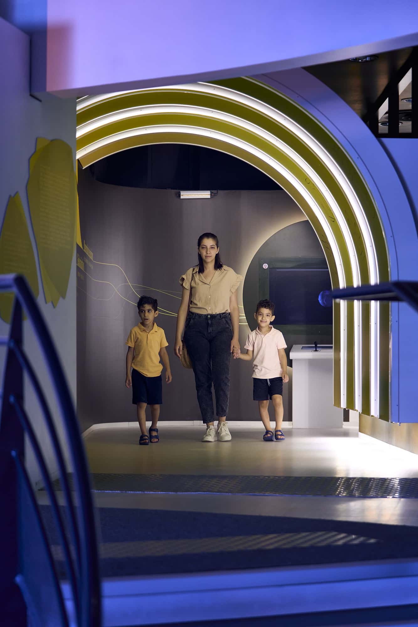 une mère et ses deux enfants dans l'expo vaisseau terre