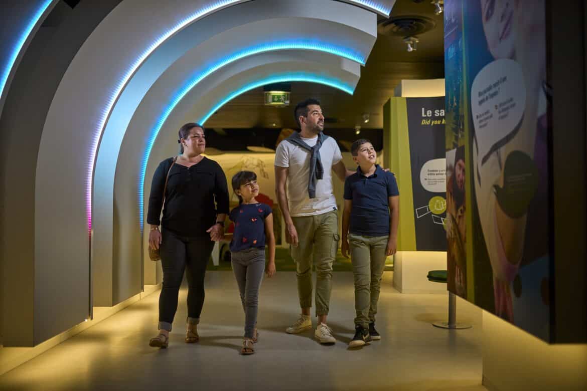 Découvrir l’espace et les missions spatiales : une expérience à vivre en famille lors d’un séjour