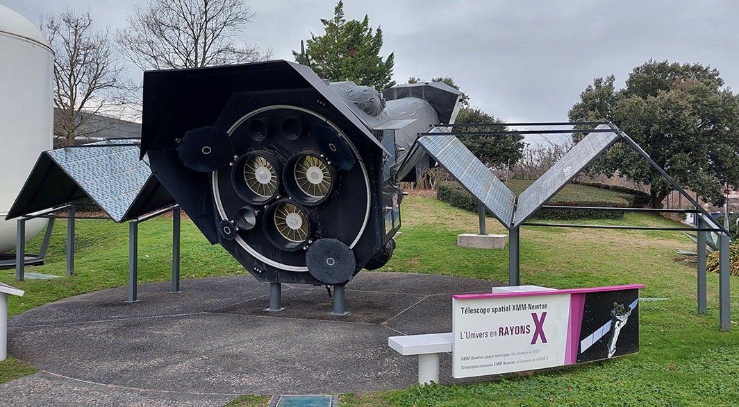 Maquette du télescope à rayons X, XMM-Newton, exposé dans les jardins de la Cité de l'espace à Toulouse